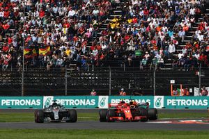 Lewis Hamilton, Mercedes-AMG F1 W09 et Kimi Raikkonen, Ferrari SF71H en bataille