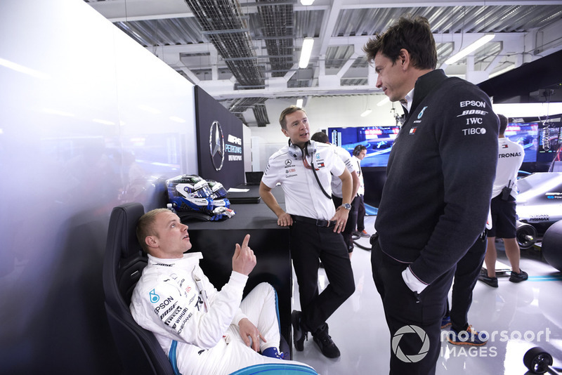Toto Wolff, Direktör, Mercedes AMG F1 ve Valtteri Bottas, Mercedes AMG F1