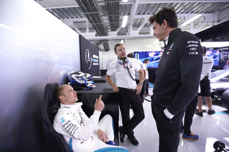 Toto Wolff, Direktör, Mercedes AMG F1 ve Valtteri Bottas, Mercedes AMG F1