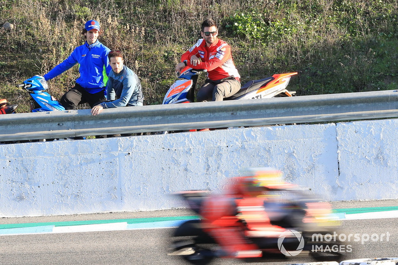 Álex Rins et Andrea Dovizioso observent les pilotes WSBK