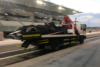 La Sauber C37 di Kimi Raikkonen, viene riportata in pitlane con un camion