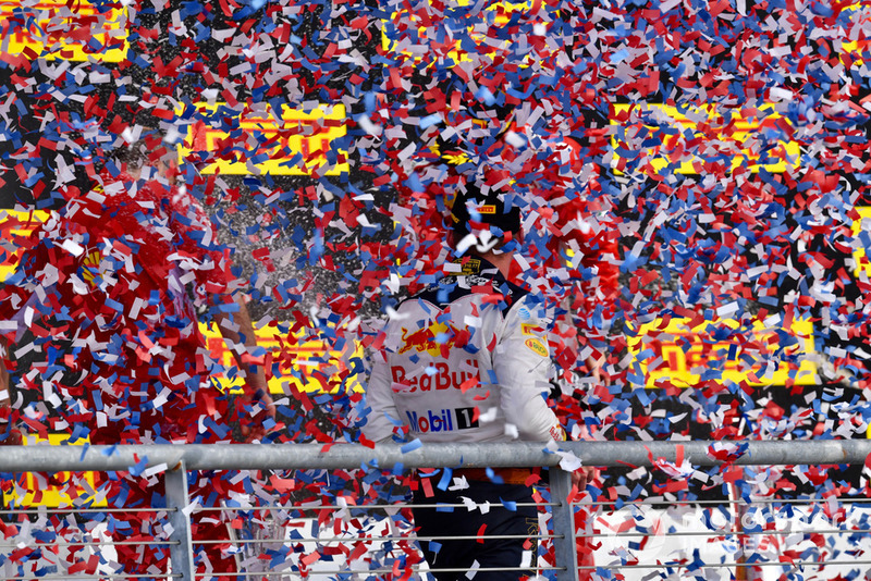 Макс Ферстаппен, Red Bull Racing, святкує з шампанським на подіумі