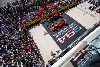 Auto's en teamleden in Parc Ferme na de race