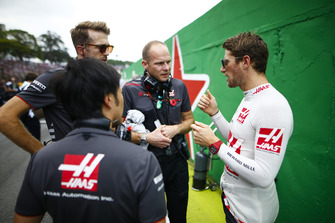 Romain Grosjean, Haas F1 Team, talks to engineers on the grid