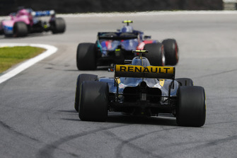 Pierre Gasly, Scuderia Toro Rosso STR13, leads Carlos Sainz Jr., Renault Sport F1 Team R.S. 18