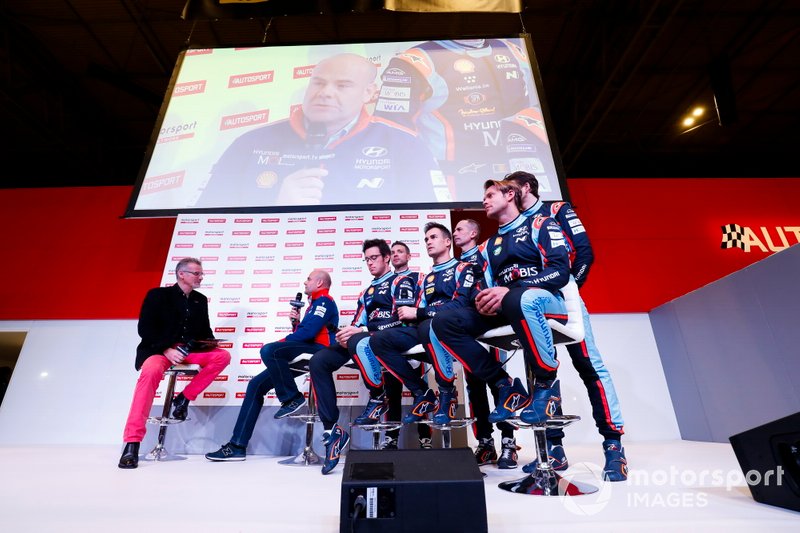 Il team Hyundai WRC parla con Colin Clark sul palco di Autosport