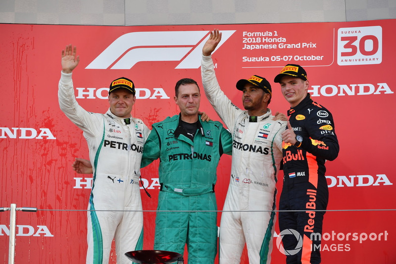 Валттері Боттас, Mercedes AMG F1, Метт Дін, головний механік Mercedes AMG F1, Льюіс Хемілтон, Mercedes AMG F1, Макс Ферстаппен, , Red Bull Racing, святкують на подіумі