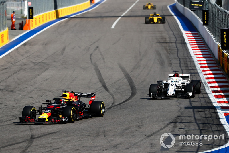 Daniel Ricciardo, Red Bull Racing RB14, lidera a Marcus Ericsson, Sauber C37