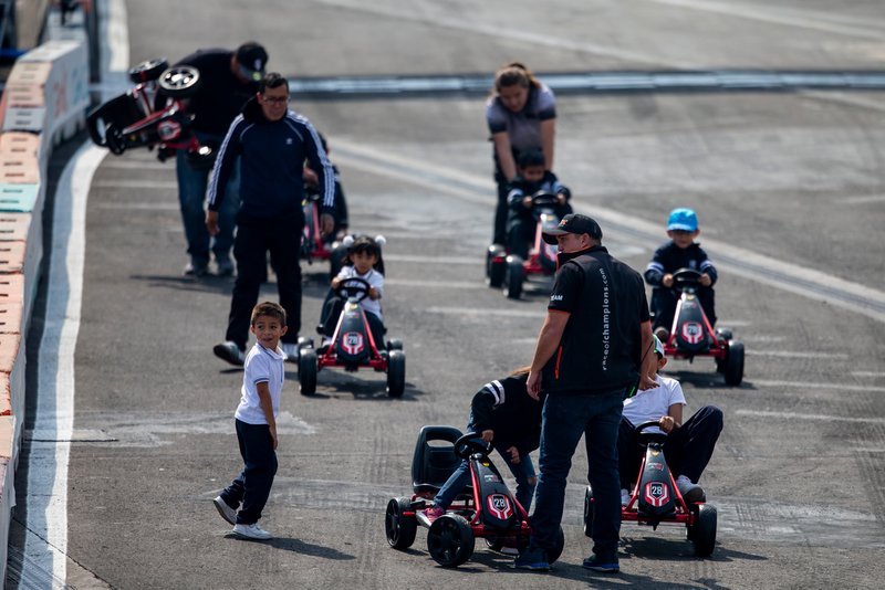 Une course de karting pour enfants