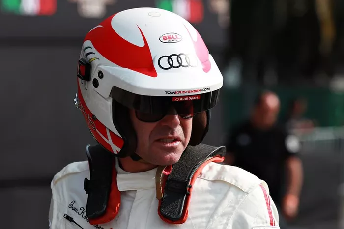 Tom Kristensen se prepara para manejar.