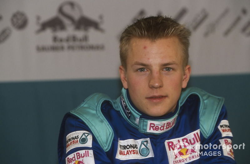 2001 também teve uma das maiores "lendas" envolvendo Raikkonen nos bastidores da F1. Ele teria sido visto dormindo no motorhome 30 minutos antes de estrear em Melbourne. No programa Top Gear, Raikkonen confirmou a história - em partes. "Não foi no motorhome. Eu encontrei um lugar legal embaixo de uma mesa. É normal, sempre durmo antes das corridas, há um pouquinho de tempo. Eu gosto de dormir"