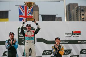 Podium: Racewinnaar Gordon Shedden, Audi Sport Leopard Lukoil Team, tweede plaats Frédéric Vervisch, Audi Sport Team Comtoyou, derde plaats Denis Dupont, Comtoyou Racing