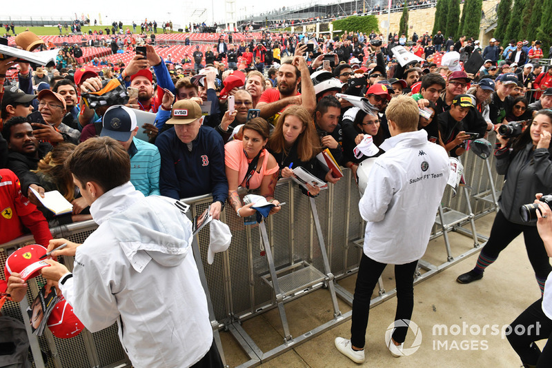 Charles Leclerc, Sauber e Marcus Ericsson, Sauber, firmano autografi ai tifosi