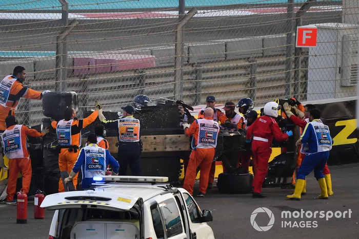 Los médicos y oficiales asisten a Nico Hulkenberg, Renault Sport F1 Team R.S. 18 que se estrelló y volcó en la primera vuelta