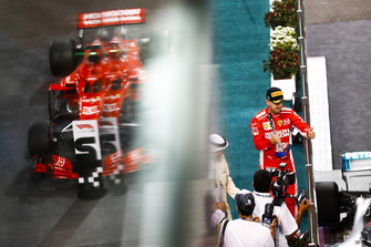 Sebastian Vettel, Ferrari, 2° classificato, sul podio, con il trofeo