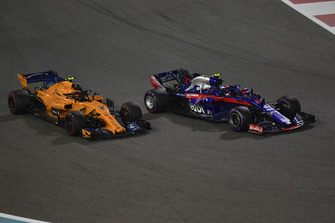 Pierre Gasly, Scuderia Toro Rosso STR13 en Stoffel Vandoorne, McLaren MCL33