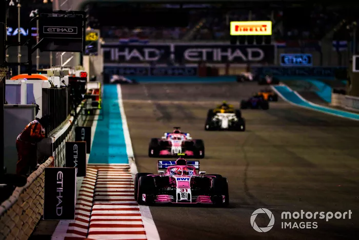 Esteban Ocon, Racing Point Force India VJM11, precede Sergio Perez, Racing Point Force India VJM11