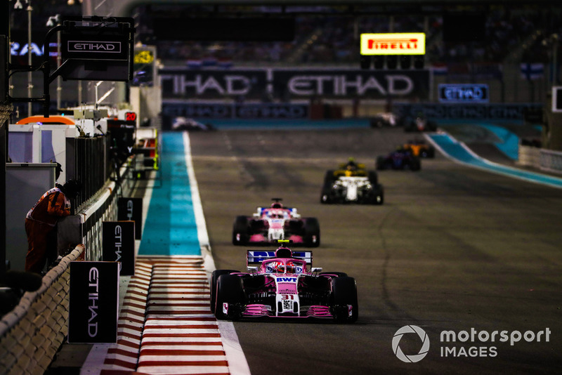 Esteban Ocon, Racing Point Force India VJM11, precede Sergio Perez, Racing Point Force India VJM11