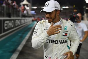 Il vincitore della gara Lewis Hamilton, Mercedes AMG F1, festeggia nel parco chiuso