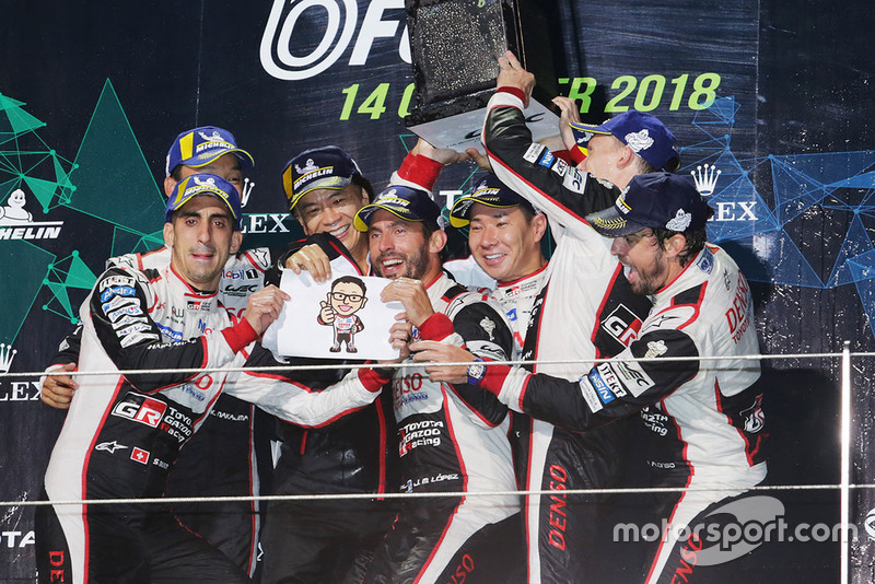 Podio LMP1: ganadores, Mike Conway, Kamui Kobayashi, Jose Maria Lopez, Toyota Gazoo Racing con Shigeki Tomoyama, Presidente Gazoo Racing, segundo, Sebastien Buemi, Kazuki Nakajima, Fernando Alonso, Toyota Gazoo Racing