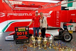 Le Champion Mick Schumacher, PREMA Theodore Racing Dallara F317 - Mercedes-Benz avec sa mère Corinna Schumacher