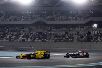Robert Kubica, Renault R30, Lewis Hamilton, McLaren MP4-25