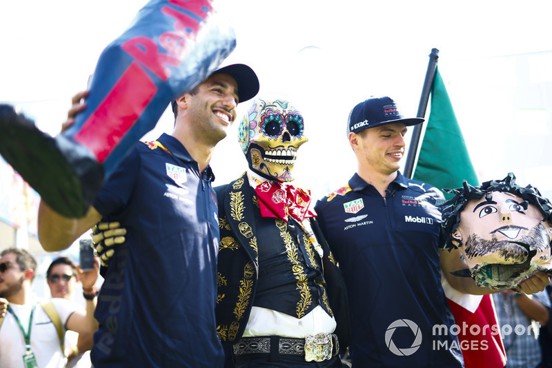 Daniel Ricciardo, Red Bull Racing y Max Verstappen, Red Bull Racing, posan con una calavera