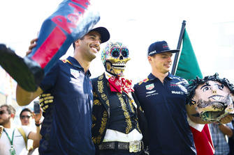 Daniel Ricciardo, Red Bull Racing, e Max Verstappen, Red Bull Racing, posano con uno scheletro