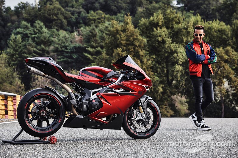 Lewis Hamilton también ha posado muchas veces con motos
