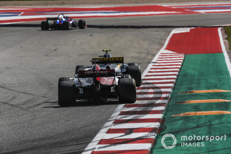 Marcus Ericsson, Sauber C37 e Carlos Sainz Jr., Renault Sport F1 Team R.S. 18