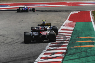 Marcus Ericsson, Sauber C37 et Carlos Sainz Jr., Renault Sport F1 Team R.S. 18