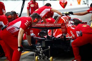 Kimi Raikkonen, Ferrari SF71H, ai box