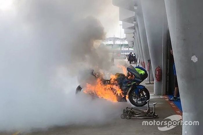 El fin de semana empezó con un incendio en la moto de Rins, y ha terminado con un fogonazo
