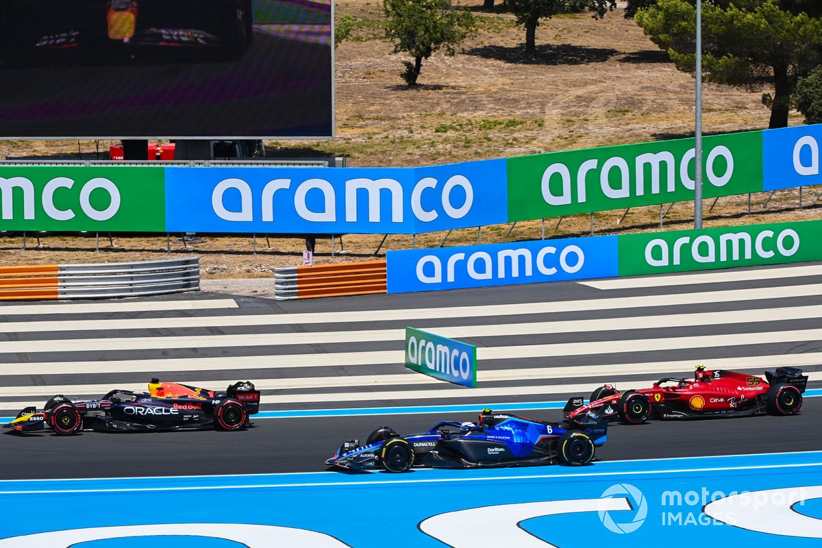 Max Verstappen, Red Bull Racing RB18, Nicholas Latifi, Williams FW44, Carlos Sainz, Ferrari F1-75