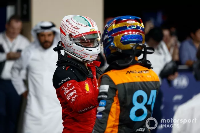 Charles Leclerc, Scuderia Ferrari, Oscar Piastri, McLaren, en el Parc Ferme tras la clasificación