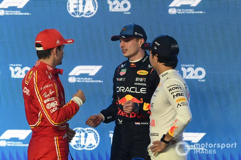 Les trois premiers qualifiés Charles Leclerc, Scuderia Ferrari, le pole man Max Verstappen, Red Bull Racing, Sergio Perez, Red Bull Racing.