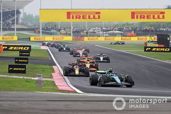 Fernando Alonso, Aston Martin AMR24 Sergio Pérez, Red Bull Racing RB20 