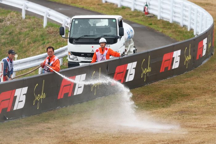 Los alguaciles humedecen la hierba 