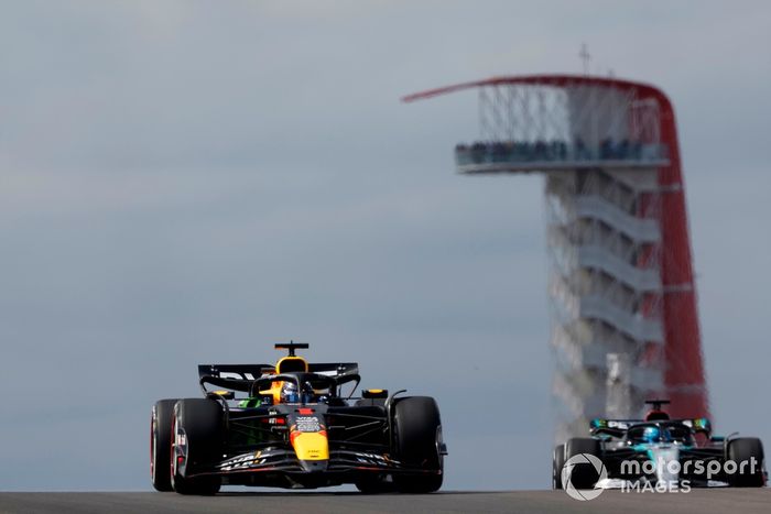 Max Verstappen, Red Bull Racing RB20, George Russell, Mercedes F1 W15