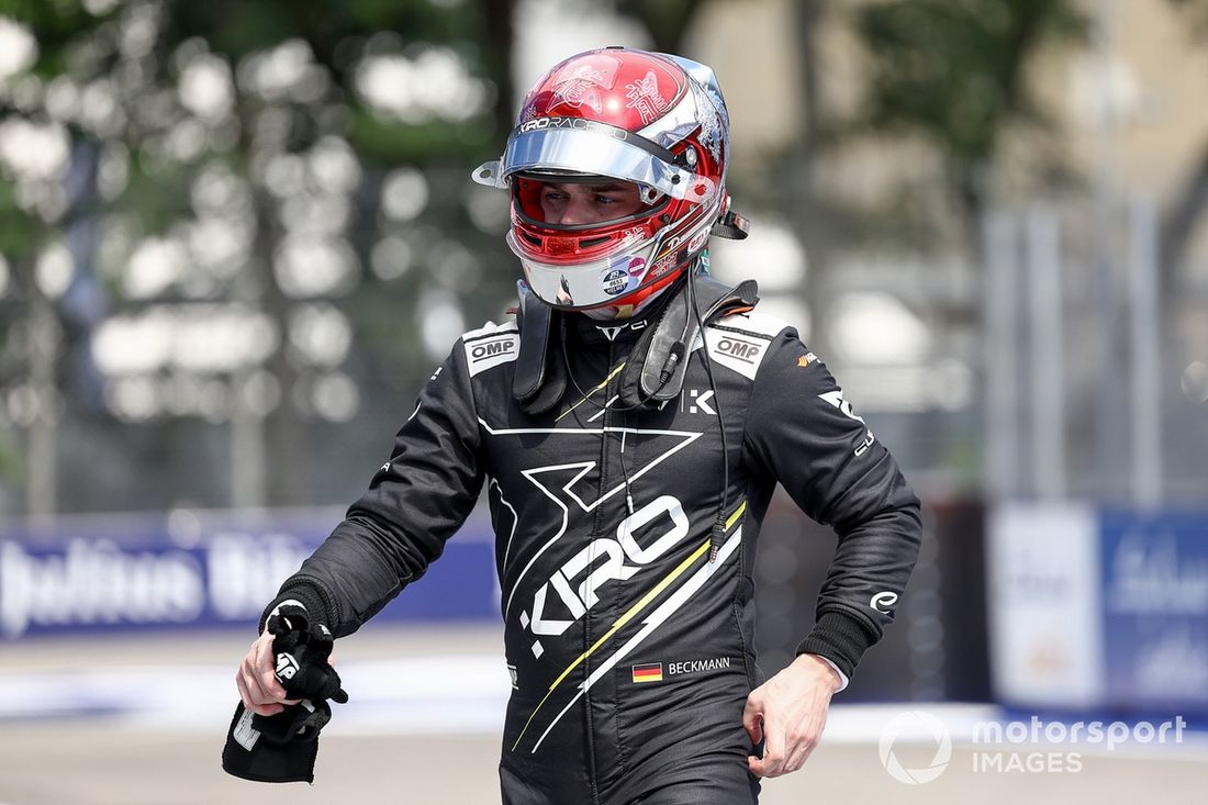 David Beckmann , Kiro Race Co le observa en el pit lane