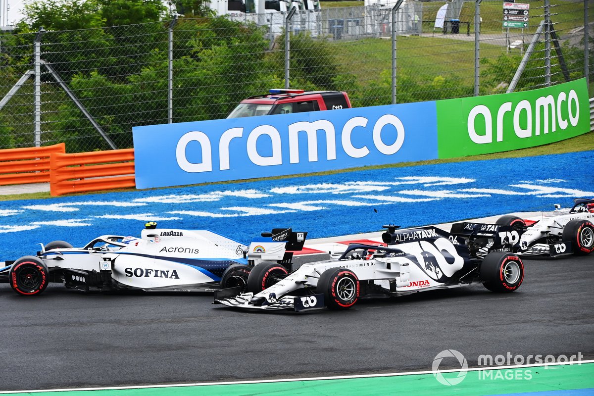 Nicholas Latifi, Williams FW43, hace un trompo frente a Daniil Kvyat, AlphaTauri AT01 y Pierre Gasly, AlphaTauri AT01