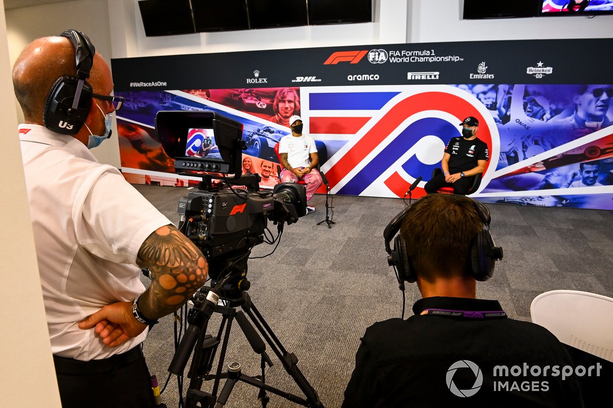 Un camarógrafo filma a Lewis Hamilton, Mercedes AMG F1 y Valtteri Bottas, Mercedes AMG F1 en la conferencia de prensa