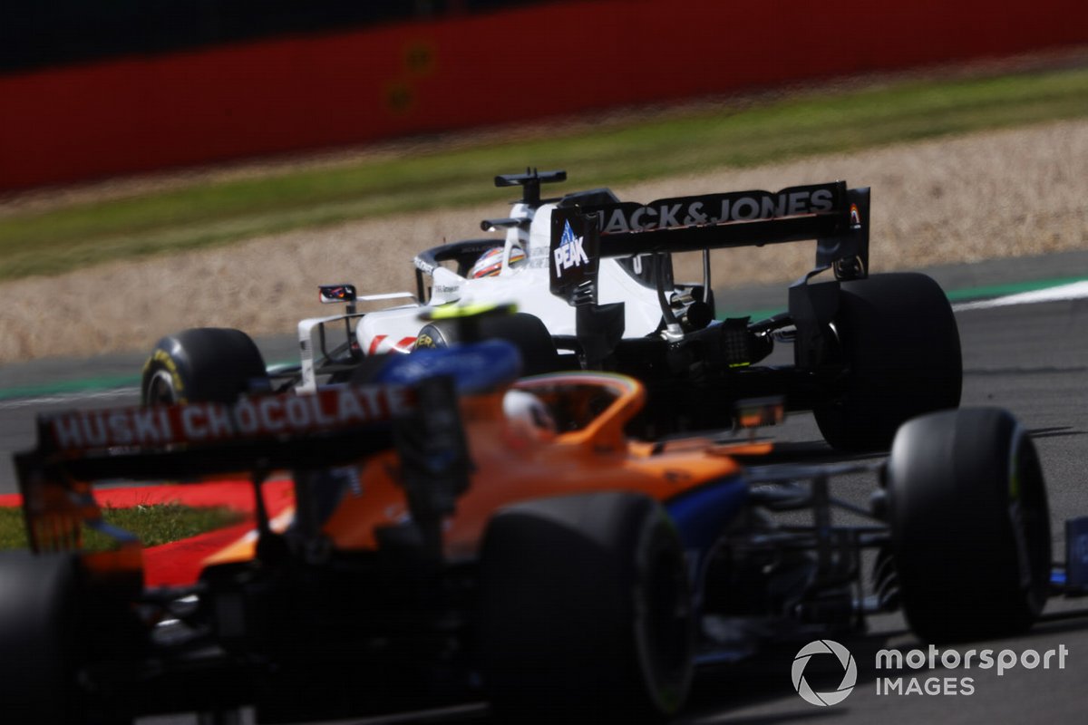 Romain Grosjean, Haas VF-20, Lando Norris, McLaren MCL35