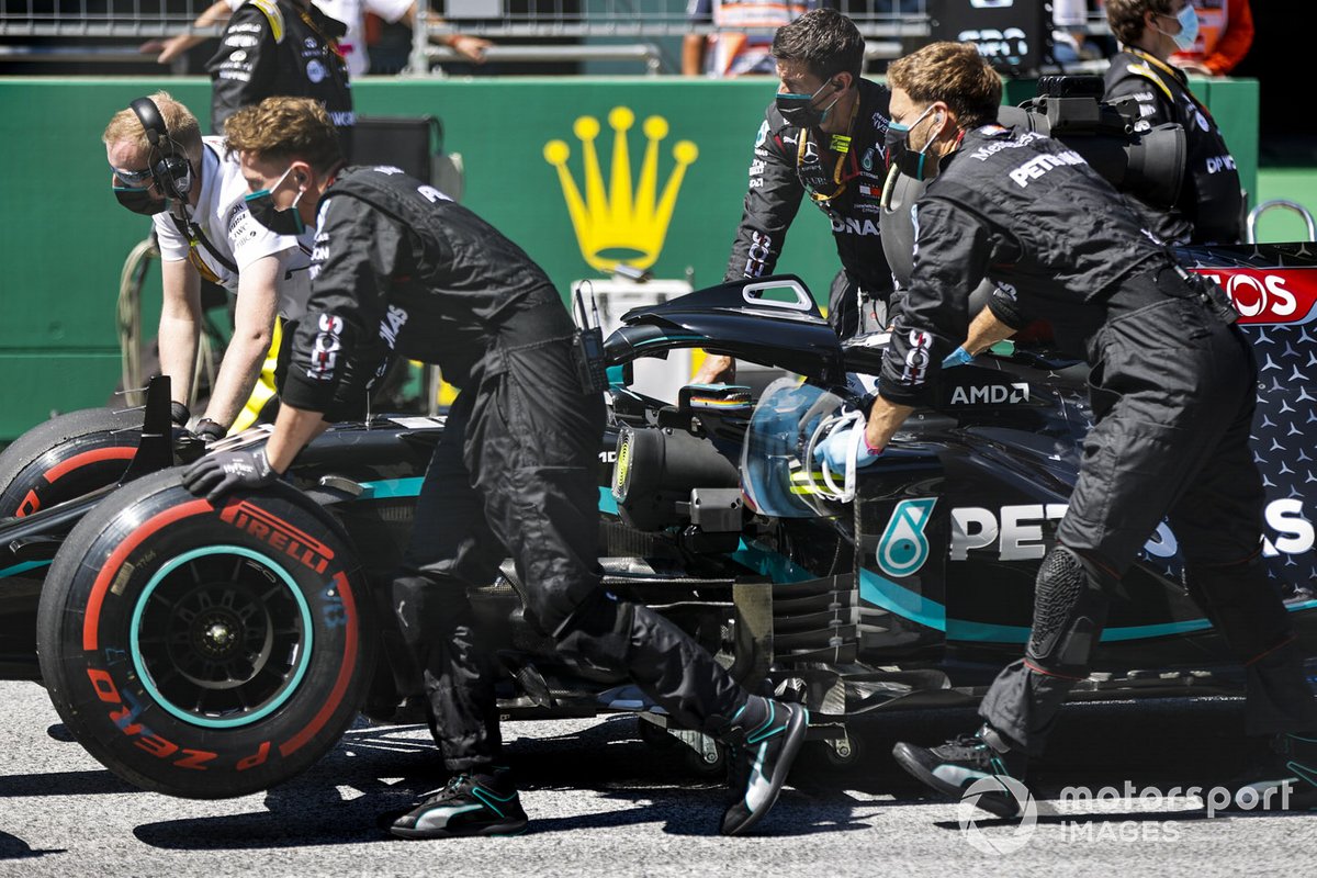 Mecánicos de Mercedes con el coche de Valtteri Bottas, Mercedes F1 W11 EQ Performance, en la parrilla