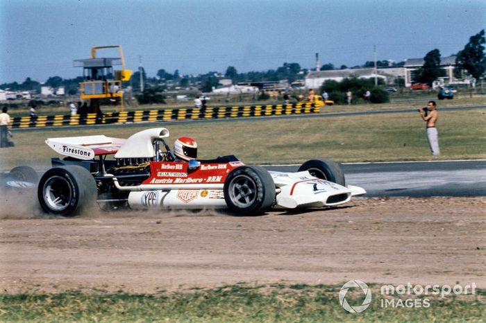 Helmut Marko, BRM P153 patea los escombros fuera de la pista