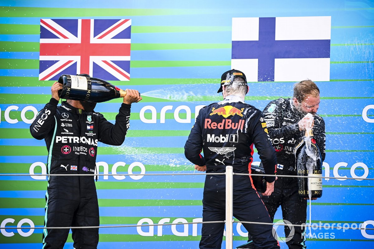 Il vincitore della gara Lewis Hamilton, Mercedes-AMG Petronas F1, Max Verstappen, Red Bull Racing e Valtteri Bottas, Mercedes-AMG Petronas F1 festeggiano sul podio con lo champagne