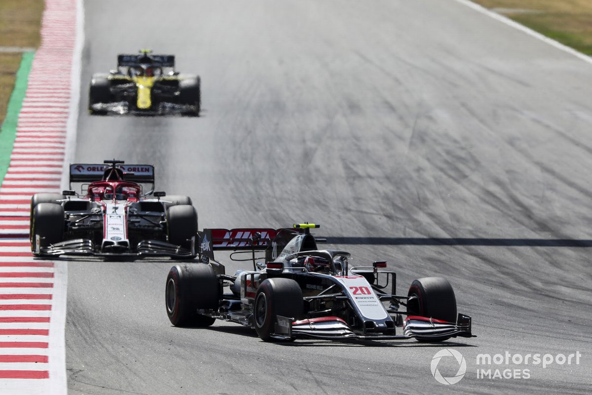 Kevin Magnussen, Haas VF-20 e Kimi Raikkonen, Alfa Romeo Racing C39