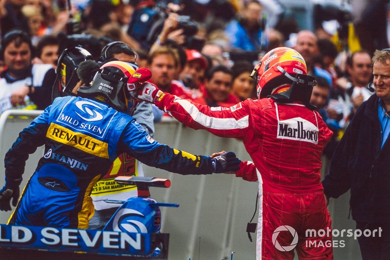 Le vainqueur Fernando Alonso, Renault serre la main au deuxième Michael Schumacher, Ferrari