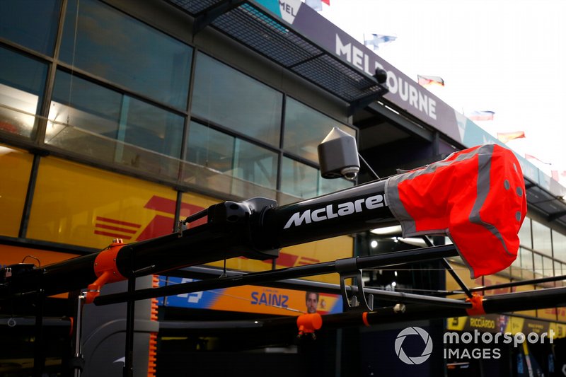 El pórtico McLaren sobre el pitbox