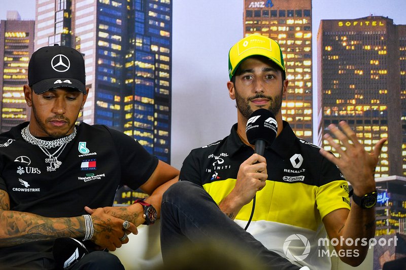 Lewis Hamilton, Mercedes-AMG Petronas F1, y Daniel Ricciardo, Renault F1